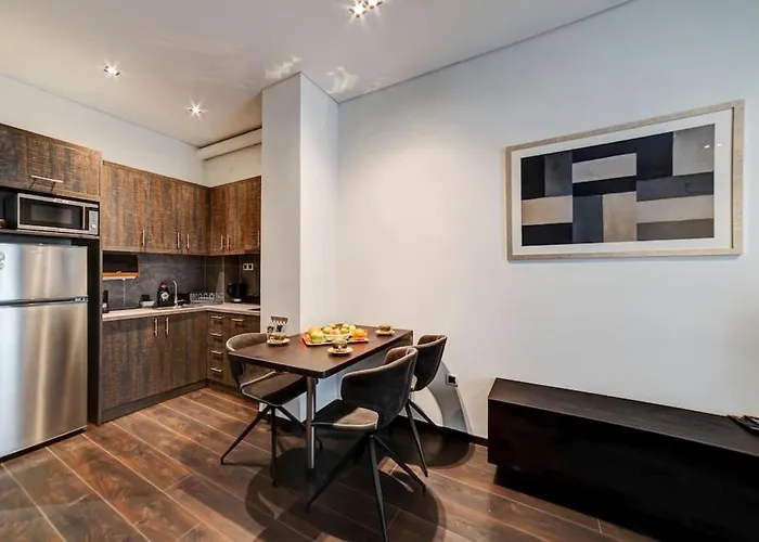 Classy And Stylish Apartment Next To Hilton